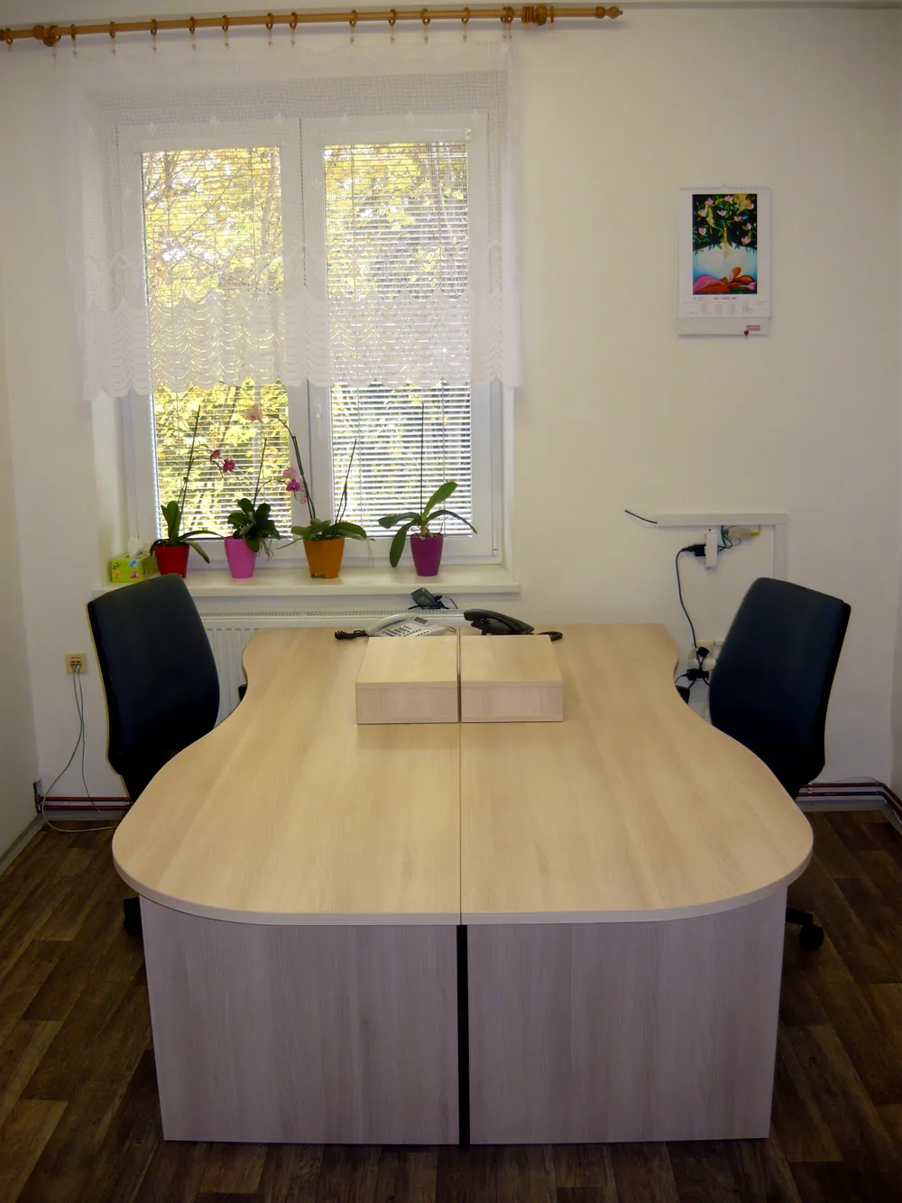 Kancelář s oválným jednacím stolem a skříní